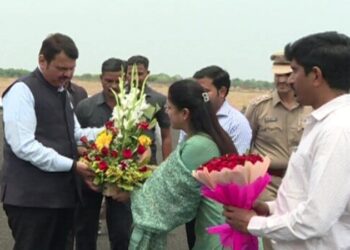 उपमुख्यमंत्री देवेंद्र फडणवीस यांचे अकोला विमानतळावर आगमन व स्वागत