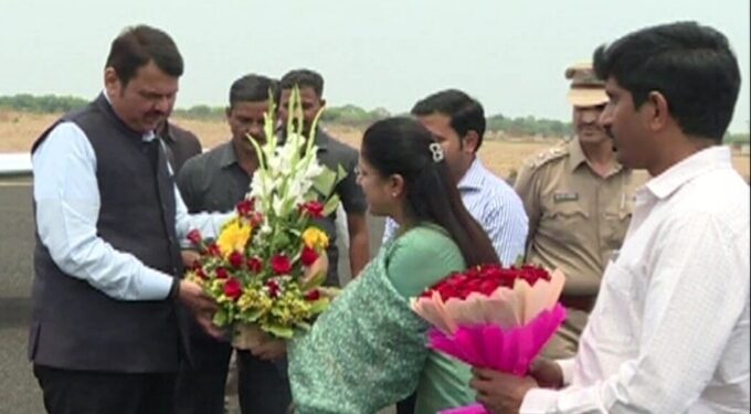 उपमुख्यमंत्री देवेंद्र फडणवीस यांचे अकोला विमानतळावर आगमन व स्वागत