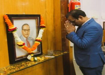 जिल्हाधिकारी कार्यालयात डॉ. बाबासाहेब आंबेडकर यांना जयंती निमित्त अभिवादन