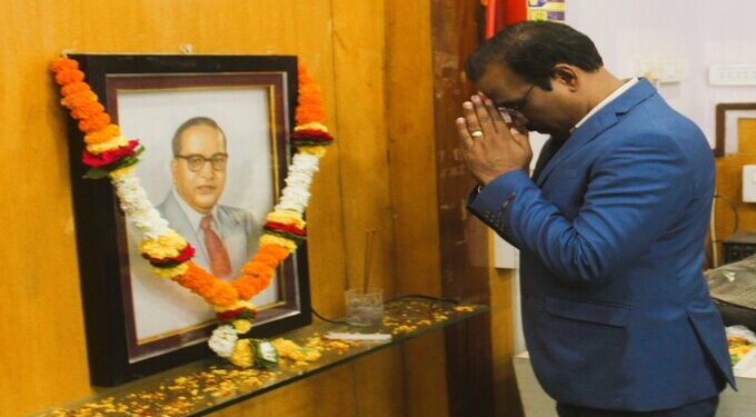 जिल्हाधिकारी कार्यालयात डॉ. बाबासाहेब आंबेडकर यांना जयंती निमित्त अभिवादन