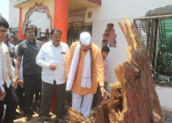 पारस येथील दुर्घटनास्थळाची पाहणी व जखमींची विचारपूस ; दुर्घटनाग्रस्तांना सर्वतोपरी मदत करण्याचे कृषीमंत्र्यांचे आश्वासन