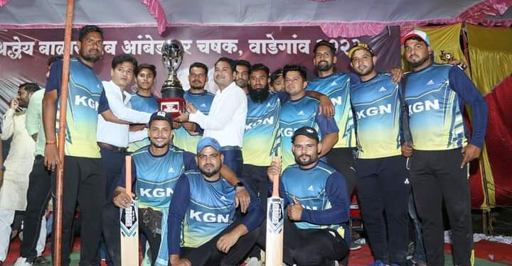 अँड बाळासाहेब आंबेडकर चषक ,प्रदेशाध्यक्ष निलेशजी विश्वकर्मा यांच्या हस्ते विजेता संघाला पारितोषिक व चषक प्रदान