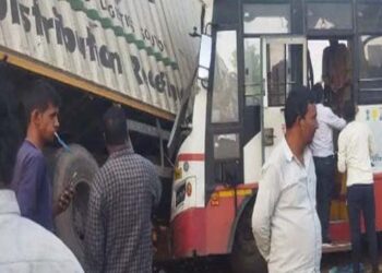 बुलढाणा : सिंदखेडराजा जवळ भीषण अपघात एसटी बस – कंटेनरच्या धडकेत ९ ठार, बसची अर्धी बाजू कापली