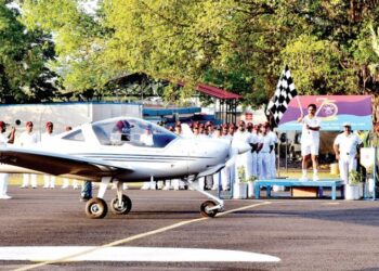 पुणे : सुपर डेमोना विमानाचे उड्डाण