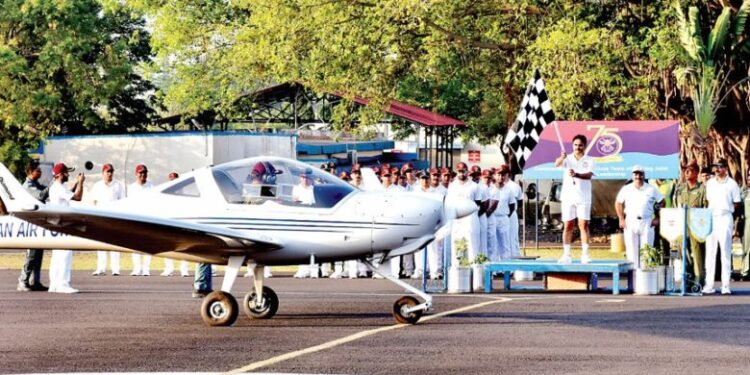 पुणे : सुपर डेमोना विमानाचे उड्डाण