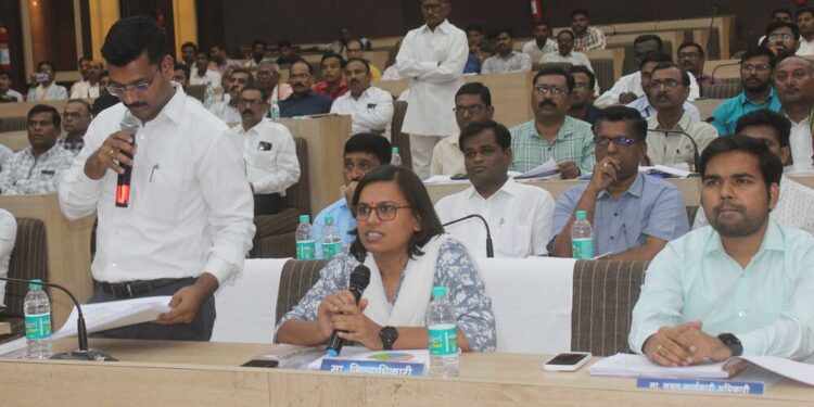 खरीप हंगाम नियोजन बैठक २०२३-२४ शेतकऱ्यांकडून पीक कर्जासाठी ‘सिबिल’ मागणाऱ्या बॅंकांवर गुन्हे दाखल करा- उपमुख्यमंत्री देवेंद्र फडणवीस