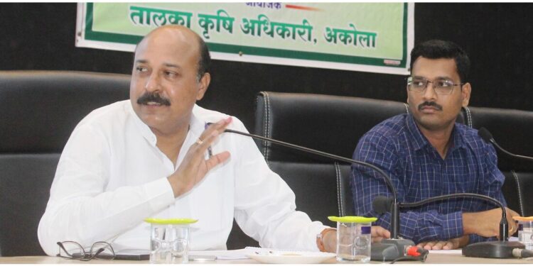 तालुकास्तरीय खरीप हंगाम पूर्व आढावा 2023-24 बोगस बियाणे विक्रेत्यांवर कारवाई करा – आ.रणधीर सावरकर