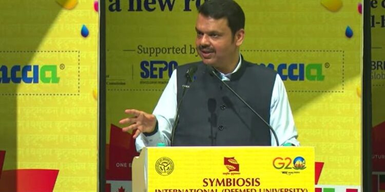 विद्यापीठांना आता दर पाच वर्षांनी अभ्यासक्रम बदलावे लागणार: देवेंद्र फडणवीस