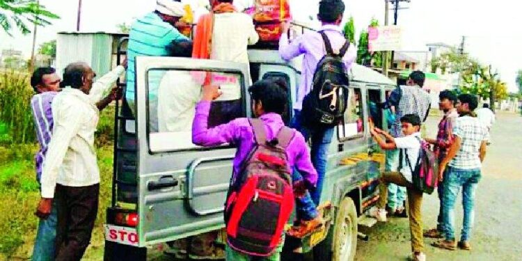 रस्ते सुरक्षा समिती बैठक: अवैध प्रवासी वाहनांची तपासणी करा- जिल्हाधिकाऱ्यांचे आदेश