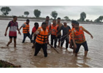 जिल्ह्यात मुसळधार पावसाने नदीनाल्यांना पूर एक व्यक्ती वाहून गेली