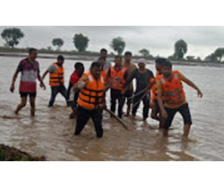 जिल्ह्यात मुसळधार पावसाने नदीनाल्यांना पूर एक व्यक्ती वाहून गेली