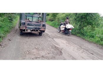 पातूर ते महान रस्त्याची मोठ मोठ्या खड्याने झाली दैनिय अवस्था प्रशासनाचे दुर्लक्ष