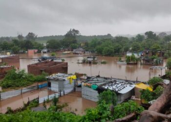 यवतमाळमध्ये पुरात ४५ जण अडकले, सुटकेसाठी दोन हेलीकॉप्टर तैनात
