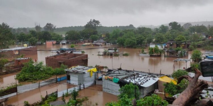 यवतमाळमध्ये पुरात ४५ जण अडकले, सुटकेसाठी दोन हेलीकॉप्टर तैनात