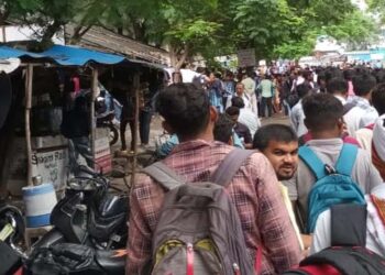 तलाठीपदासाठी परीक्षा देण्यासाठी आलेले विद्यार्थी केंद्रावरच ताटकळले