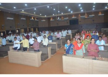 जिल्हाधिकारी कार्यालयात अधिकारी कर्मचाऱ्यांनी घेतली पंचप्रण शपथ