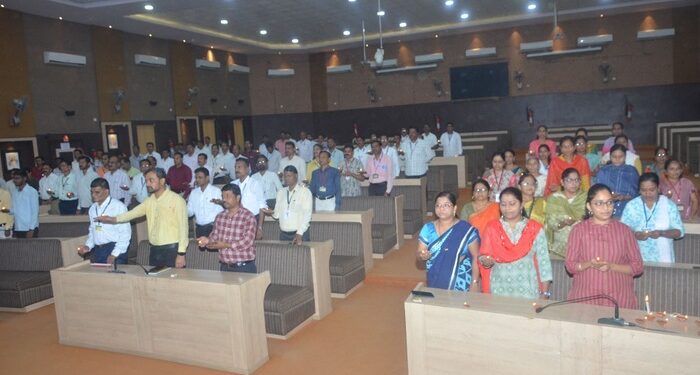 जिल्हाधिकारी कार्यालयात अधिकारी कर्मचाऱ्यांनी घेतली पंचप्रण शपथ