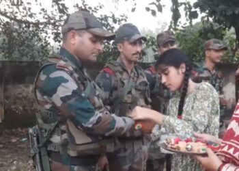 सीमेवरील CRPF जवानांना बांधली राखी