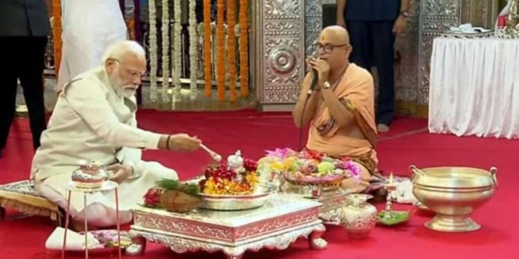 पंतप्रधान नरेंद्र मोदी दगडूशेठ गणपतीच्या चरणी