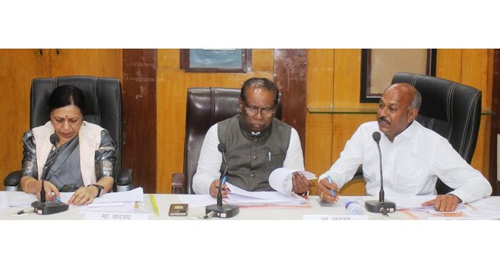 मागासवर्ग आयोगाकडून अकोल्यात विविध बाबींचा आढावा