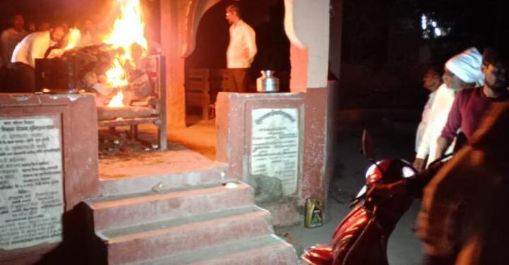 मरणयातना चक्क मोबाईल व दुचाकीच्या लाईटमध्ये अंत्यसंस्कार