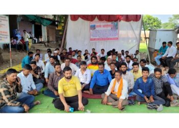 कब्रस्थानला योग्य रस्ताच नाही मुस्लिम समाजाचा आवाज ऐकणार की नाही! मागणी पूर्ण न झाल्याने धरणे आंदोलन