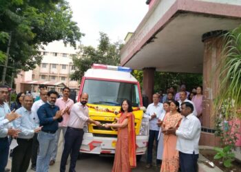 वैद्यकीय महाविद्यालयाला कार्डियाक रुग्णवाहिकेची देणगी