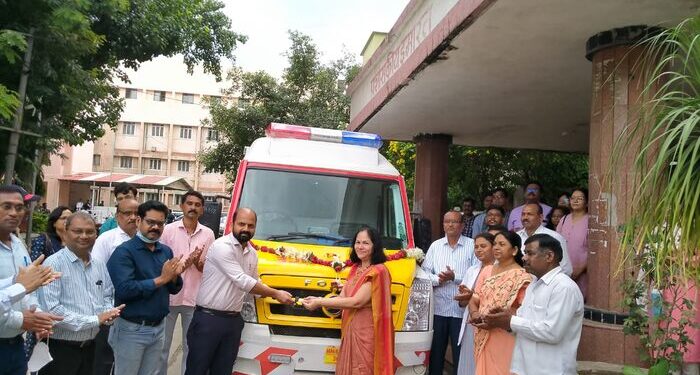 वैद्यकीय महाविद्यालयाला कार्डियाक रुग्णवाहिकेची देणगी