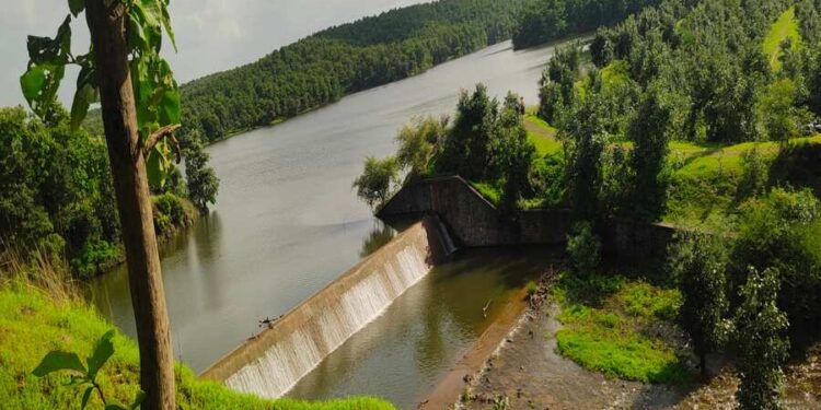 पातुर तलावाचे नदीपात्रात पाणी सोडण्याची ग्रामस्थांची मागणी