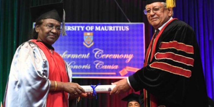 राष्ट्रपती द्रौपदी मुर्मूंचा मॉरिशस विद्यापीठाकडून ‘मानद’ पदवी देऊन सन्मान
