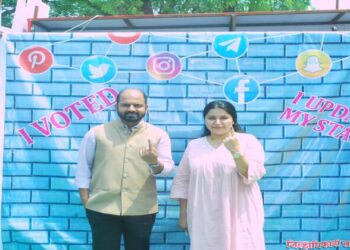 जिल्हाधिकारी अजित कुंभार यांनी केले सपत्निक मतदान