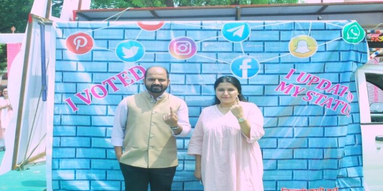 जिल्हाधिकारी अजित कुंभार यांनी केले सपत्निक मतदान