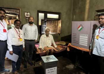 जिल्हाधिकाऱ्यांनी केली गृह मतदान प्रक्रियेची पाहणी