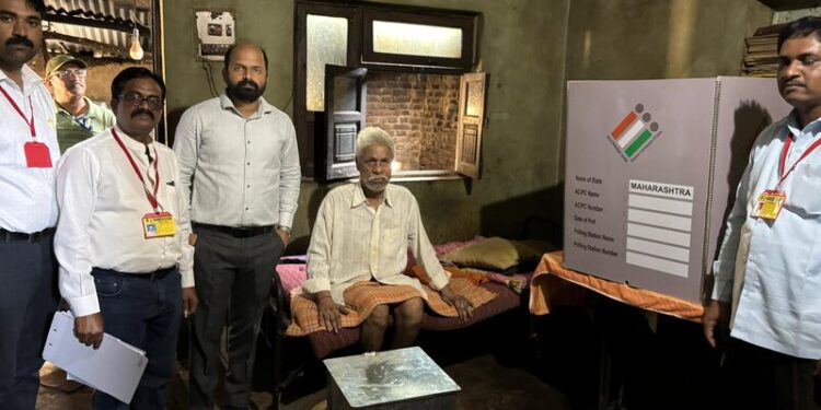 जिल्हाधिकाऱ्यांनी केली गृह मतदान प्रक्रियेची पाहणी