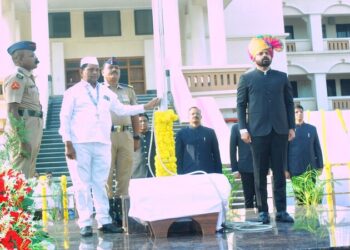 जिल्हाधिकारी कार्यालयात महाराष्ट्र दिन साजरा