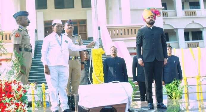 जिल्हाधिकारी कार्यालयात महाराष्ट्र दिन साजरा