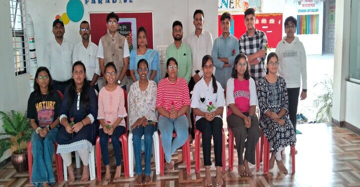 इंग्रजी माध्यमातून किड्स पॅराडाईज तालुक्यातून अव्व्ल तृप्ती खरात इंग्रजी माध्यमातून तालुक्यातून प्रथम, यथार्थ चव्हाण दुसरा