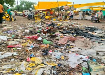 चला आठवडी बाजार…अन पहा कचऱ्याचे ढीगार..!