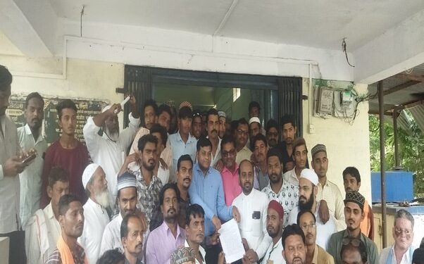 दयनीय अवस्था झालेल्या कब्रस्तानच्या रस्त्याचा प्रश्न सोडवा….मुस्लिम समाजाची मुख्याधिकाऱ्यांकडे मागणी