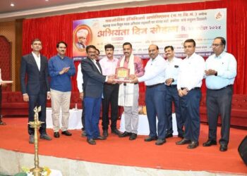 महावितरणचे जनसंपर्क अधिकारी विकास आढे अभियंता मित्र म्हणून सन्मानित