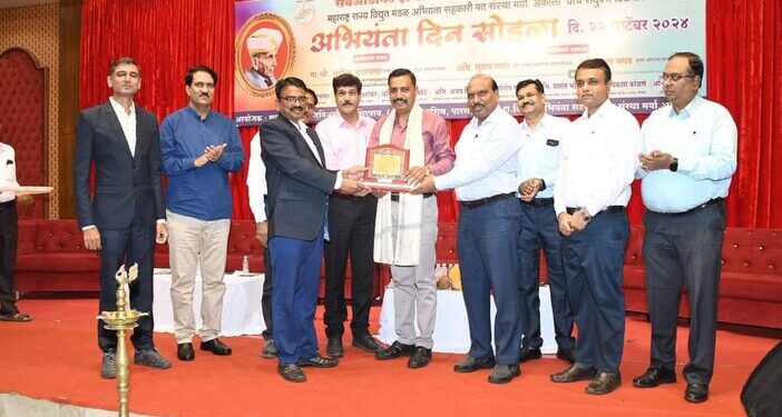 महावितरणचे जनसंपर्क अधिकारी विकास आढे अभियंता मित्र म्हणून सन्मानित