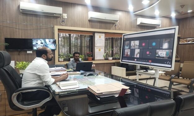 मतदानाची टक्केवारी वाढविण्यासाठी घरोघर भेटी द्याव्यात – जिल्हाधिकारी अजित कुंभार यांचे निर्देश