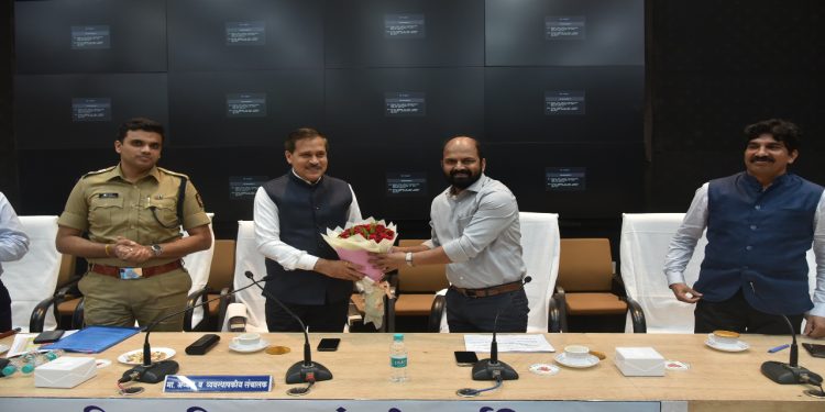 शेतीला दिवसा वीजपुरवठ्यासाठी मुख्यमंत्री सौर कृषीवाहिनी योजना जिल्ह्यात ६३ प्रकल्पांद्वारे होणार २०५ मेगा वॅट वीज निर्माण – ‘महावितरण’ चे अध्यक्ष लोकेश चंद्र