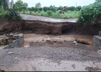 कंत्राटदाराच्या हलगर्जीपणामुळे अकोट हिवरखेड जळगाव राज्यमार्ग तीन दिवसांपासून बंद