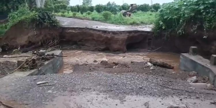 कंत्राटदाराच्या हलगर्जीपणामुळे अकोट हिवरखेड जळगाव राज्यमार्ग तीन दिवसांपासून बंद