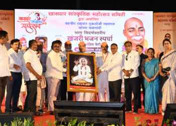 तुकडोजी महाराजांनी लोकप्रबोधन केले, राष्ट्रभक्ती रुजवली