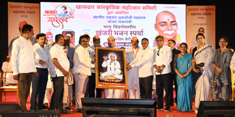 तुकडोजी महाराजांनी लोकप्रबोधन केले, राष्ट्रभक्ती रुजवली