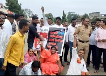 तेल्हारा येथे प्रहारचे चक्काजाम आंदोलन