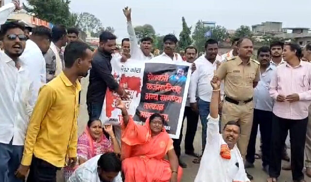 तेल्हारा येथे प्रहारचे चक्काजाम आंदोलन