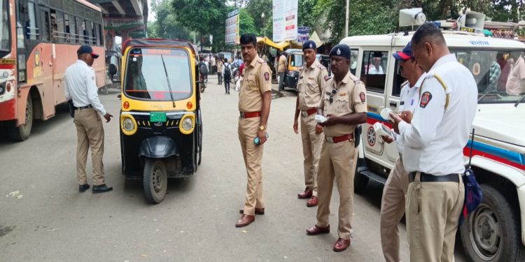 अकोला शहर वाहतुक शाखेची बेशिस्त ऑटो रिक्षा चालकांवर कारवाई, १,८१,४००/- रू दंड